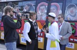 Program Dr. Klaun - kest autobusu Dr. Klauna, za ptomnosti slavnch hokejist a Miss R